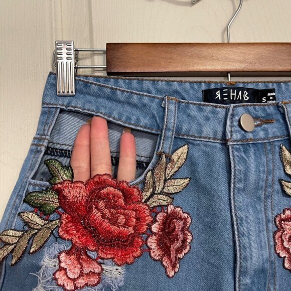 Rehab Women's Floral Embroidered Distressed Cut Out High Rise Jean Shorts Small - Picture 4 of 8